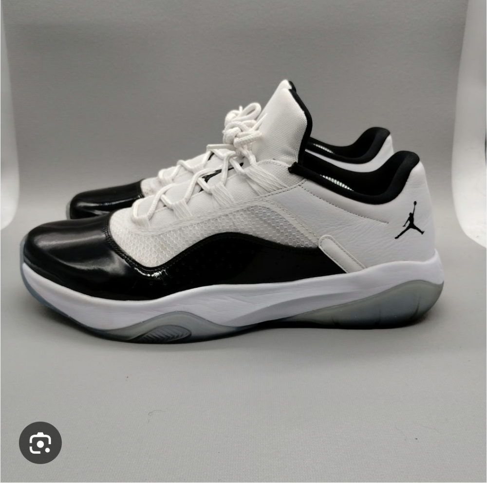 Nike Jordan 11 CMFT Low - Black & White Sneakers